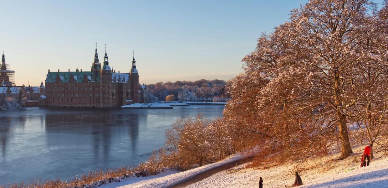 Vinter ved Frederiksborg Slot - Børn og voksne kælker