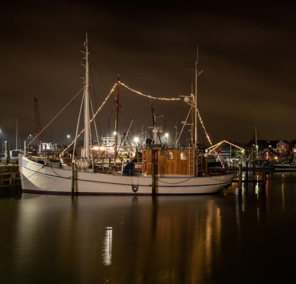 Gilleleje Havn By Night. Fiskerbåd med lys på i natten.