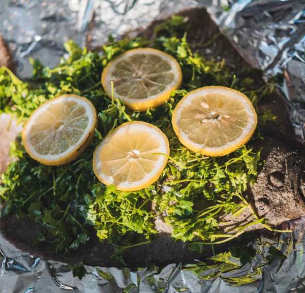 En staniolindpakkede pigav med god klat smør, persille, citron, kørvel og flagesalt