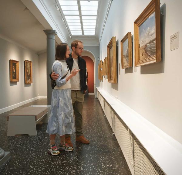 Oplev smukke malerier på det hyggelige museum Nivaagaard.