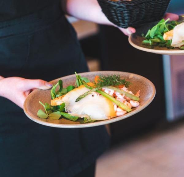 Servering på Halsnæs Bryghus på Hundested havn