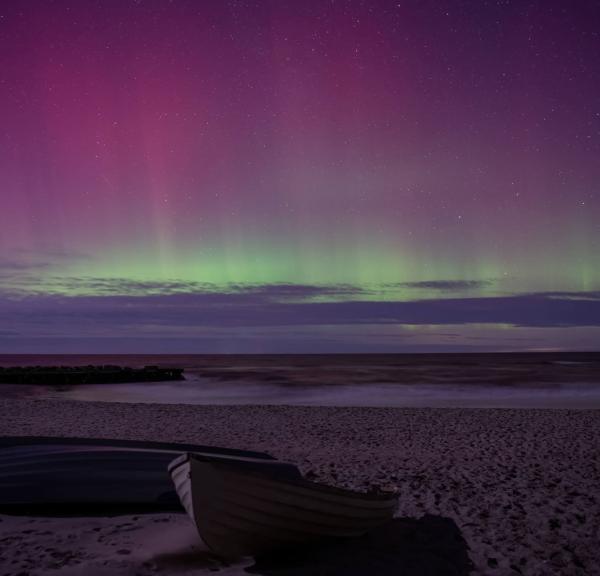 Grønt og lilla nordlys, med både i forgrunden