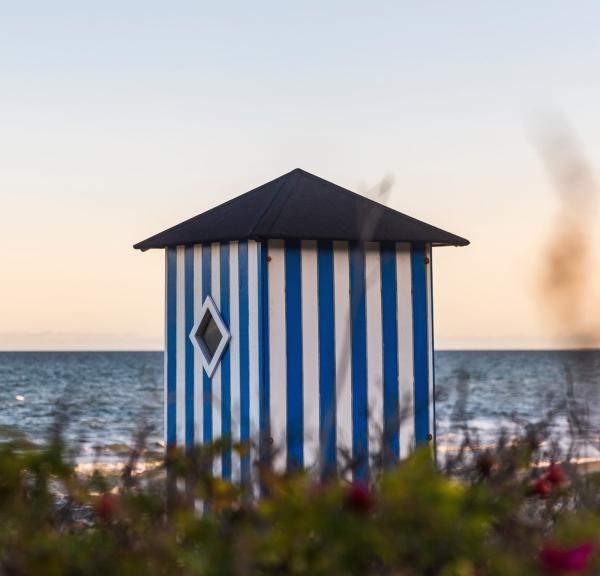 Ikoniske stribede badehuse ved Rågeleje Strand