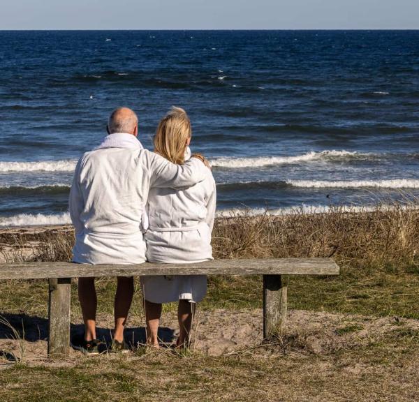 Par på bænk ved stranden i Liseleje