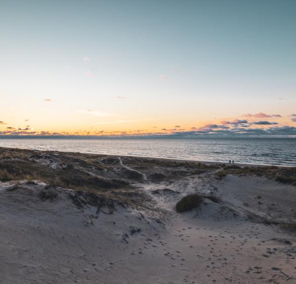 Solnedgang over Tisvildeleje strand på en kølig efterårsdag