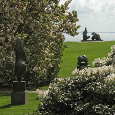 Jean Arp og Henry Moore skulpturer i Louisianas Skulpturpark.