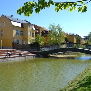 Frederiksværk Kanal der snor sig gennem byen