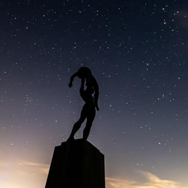 Midt i det smukke område Rusland finder du disse statuer ved Rudolph Tegners Museum