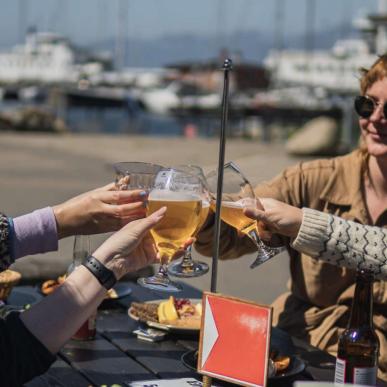 Oplevelser på krogen. Fiskekonerne i deres rette element. Ved Hundested havn og med frisk fisk på tallerknen  