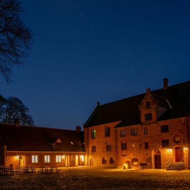 Besøg Esrum Kloster hele året rundt. Spændende udstillinger og aktiviteter.