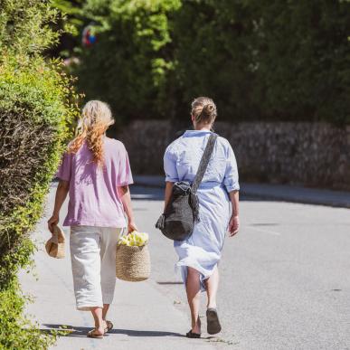 To kvinder går tur i sommerlandet