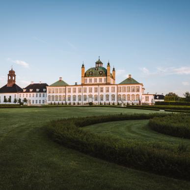 Fredensborg Slot ligger med den store slotspark foran