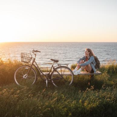 Marianne med cykel langs Nordkysten