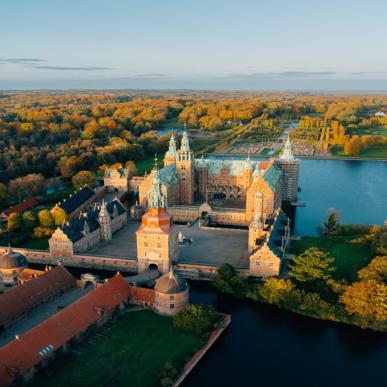 Frederiksborg Slot set fra oven i smukke efterårsfarver.