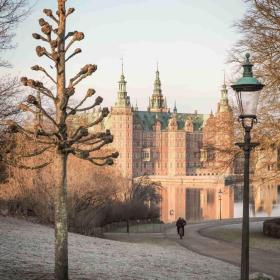 Nyd synet af slottet når du går en tur rundt om Søstien i Hillerød.