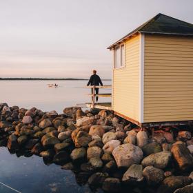 Lynæs Havn - Det gule badehus