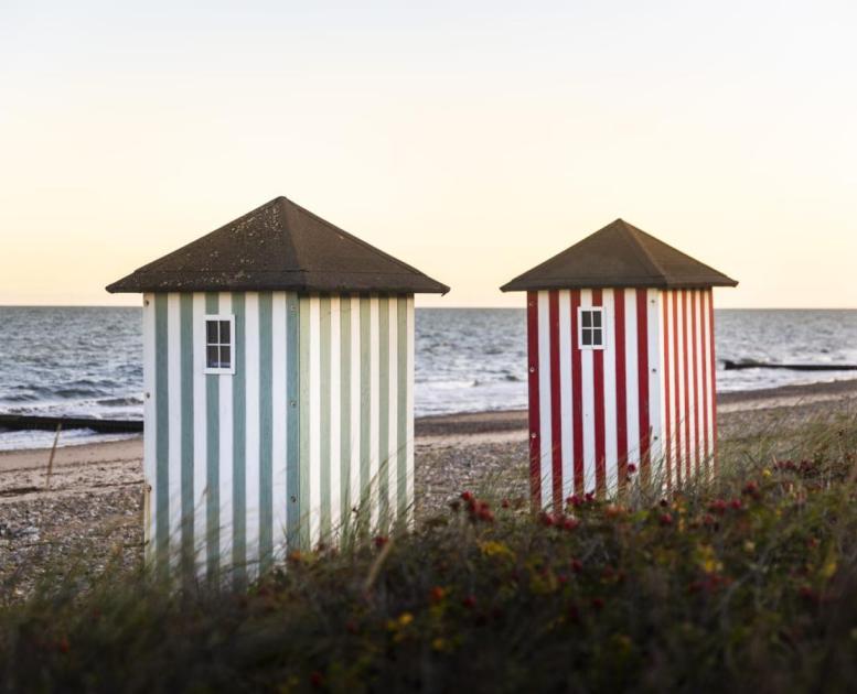 Ikoniske stribede badehuse på stranden i Rågeleje