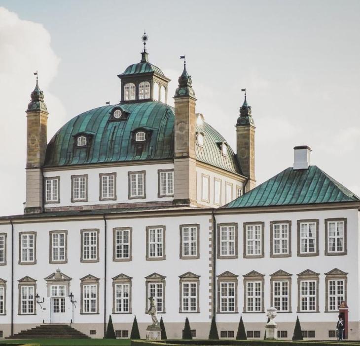 Fredensborg Slot rejser sig mod himlen